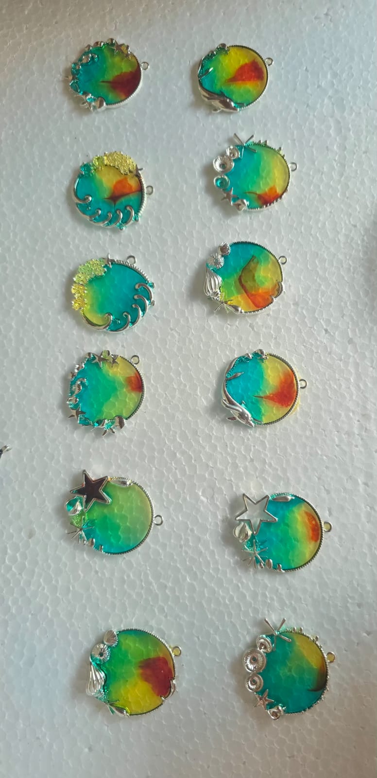 Dije artesanal en resina con motivos de mar