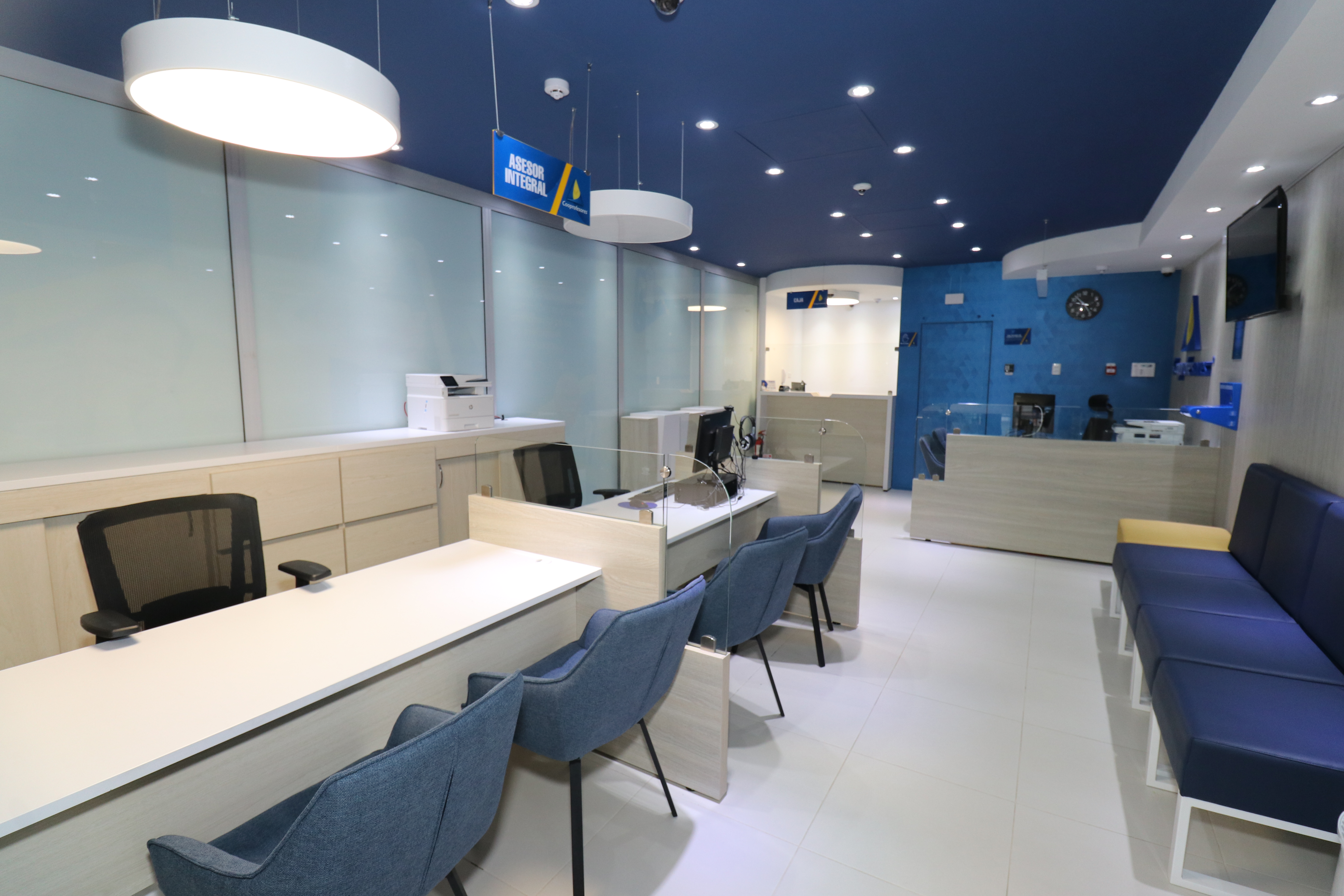 Juego de Sala Escandinavo 5 Piezas – Sofá + 2 Poltronas + Mesa de Centro + Alfombra