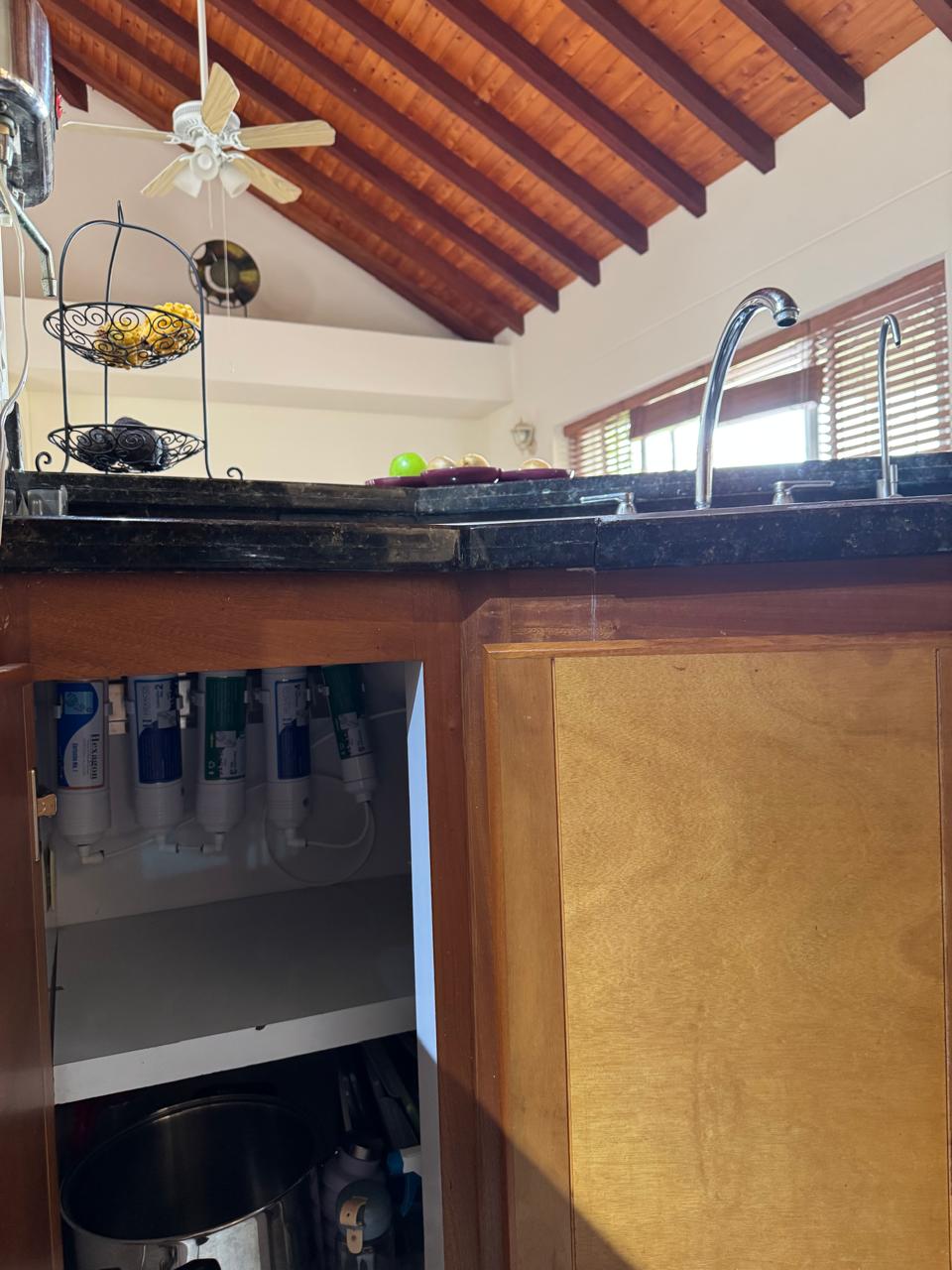 SISTEMA DE FILTRACION DE AGUA POTABLE DE 5 CARTUCHOS EN LINEA CON GANSO INDEPENDIENTE