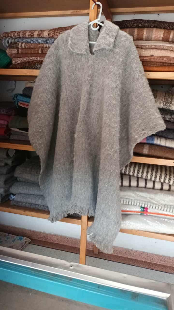 Ponchos sencillos en dos lisos liviano